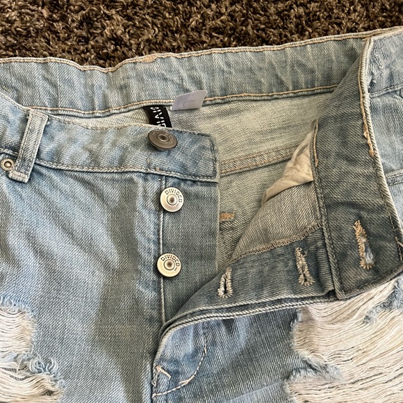 H&M denim shorts size 8 gently used smoke free home - Picture 2 of 4